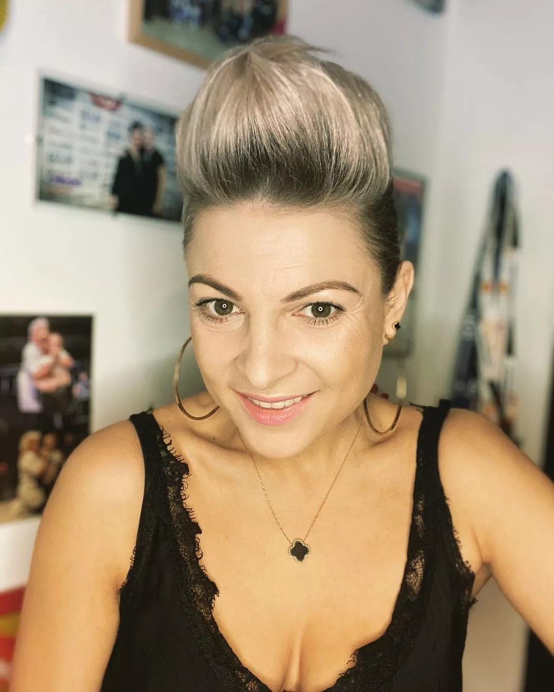 Magdalena Narożna Piękni i Młodzi zmieniła fryzurę! Szokujące uczesanie wokalistki zaskoczyło internautów!